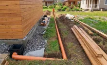Устройство дренажа обратного засыпного слоя вокруг цоколя